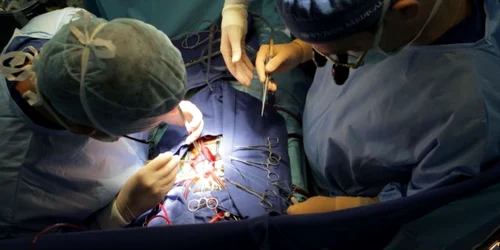 La operaţia de transplant participă o echipă multidisciplinară