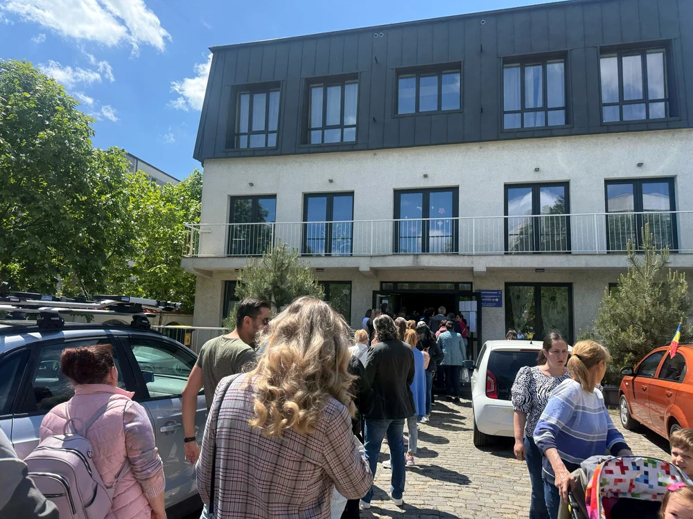 Oamenii au stat la cozi să voteze, duminică, 18 mai. Foto arhivă