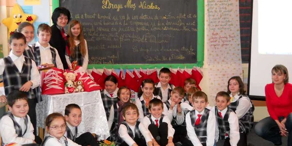 Elevii clasei a IV-a E şi-au donat jucăriile copiilor sărmani