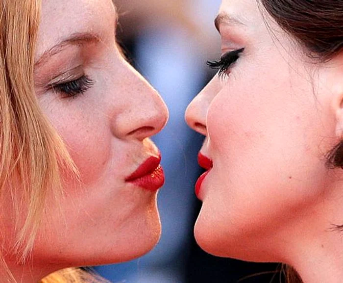 
    Josephine De La Baume și Roxanne Mesquida  