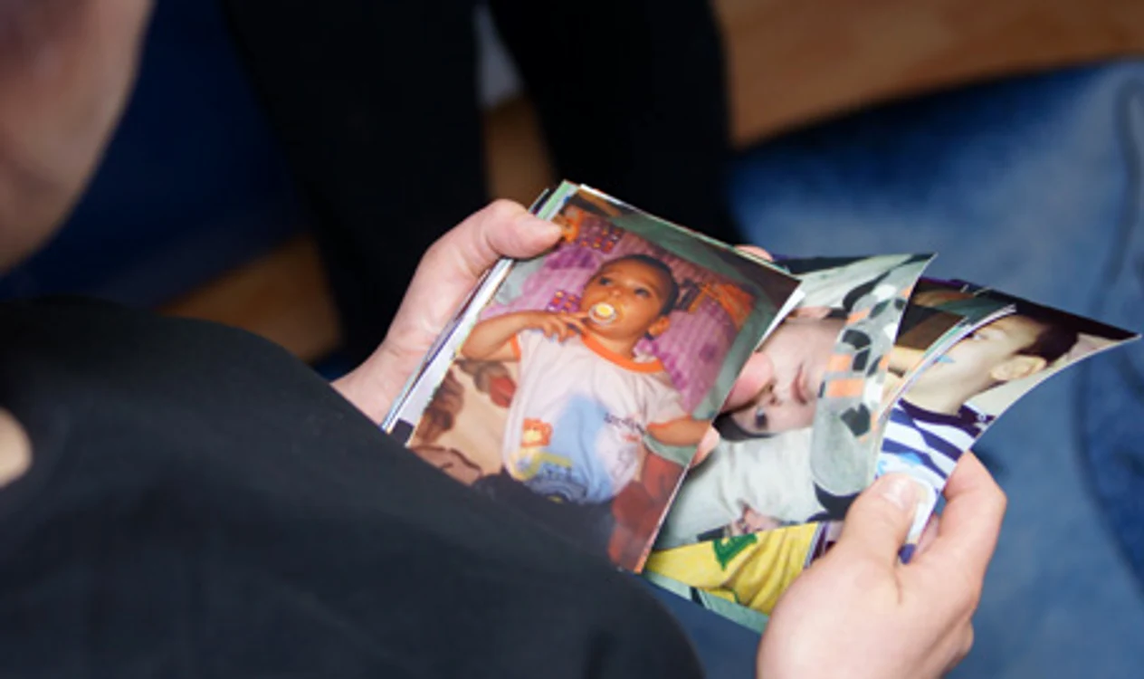 Mama îndurerată ţine în mână fotografii cu băieţelul