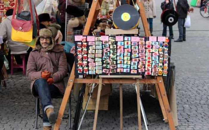 Mărţişoare se pot realiza şi din discuri de vinil. FOTO Ovidiu Cornea