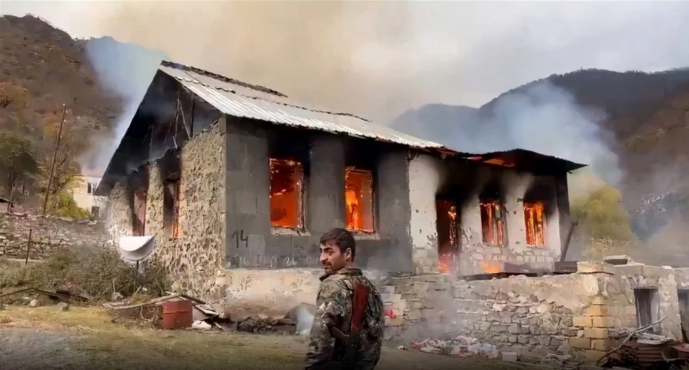 Armenii şi-au incendiat casele şi au părăsit regiunile retrocedate Azerbaidjanului