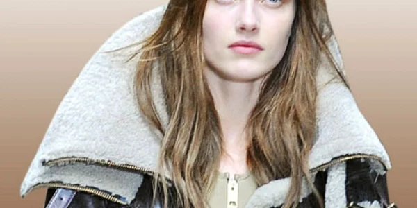 Hai­ne­le din piele cu guler mare şi cizmele foarte înalte au dominat colecţia Burberry