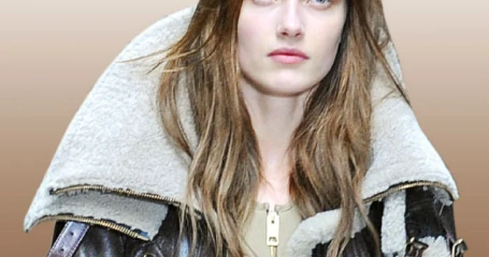 Hainele din piele cu guler mare şi cizmele foarte înalte au dominat colecţia Burberry