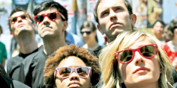 Participanţi la un eveniment de caritate organizat de Ray-Ban, la New York, în 2008
