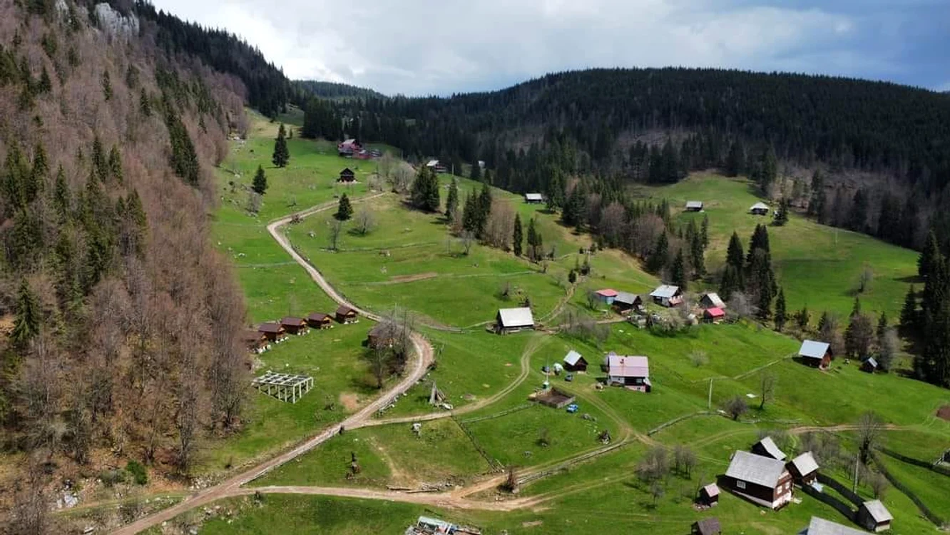 Cătunul spectaculos din Munții Apuseni FOTO Facebook/ Satul Casa de Piatră