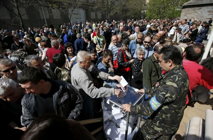 Condiţiile în care s-a votat la referendumul din estul Ucrainei arată că separatiştii nici măcar nu s-au străduit pentru a simula corectitudine. FOTO Reuters