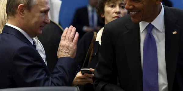 Preşedintele American Barack Obama discută cu omologul său rus Vladimir Putin înaintea unuei sesiuni de consultări la summitul G20 din Antalya Turcia FOTO AP