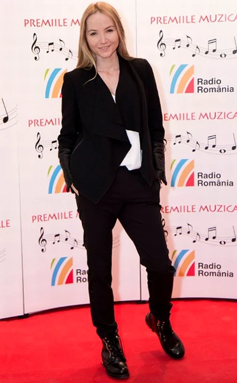 Octavia Geamănu a adoptat o ţinută all blackfoto: Click!