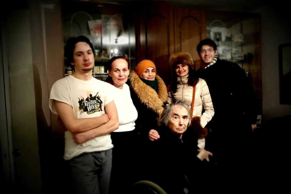 Familia Fusu alături de marele actor, în centru FOTO: Mihai Ungureanu/facebook