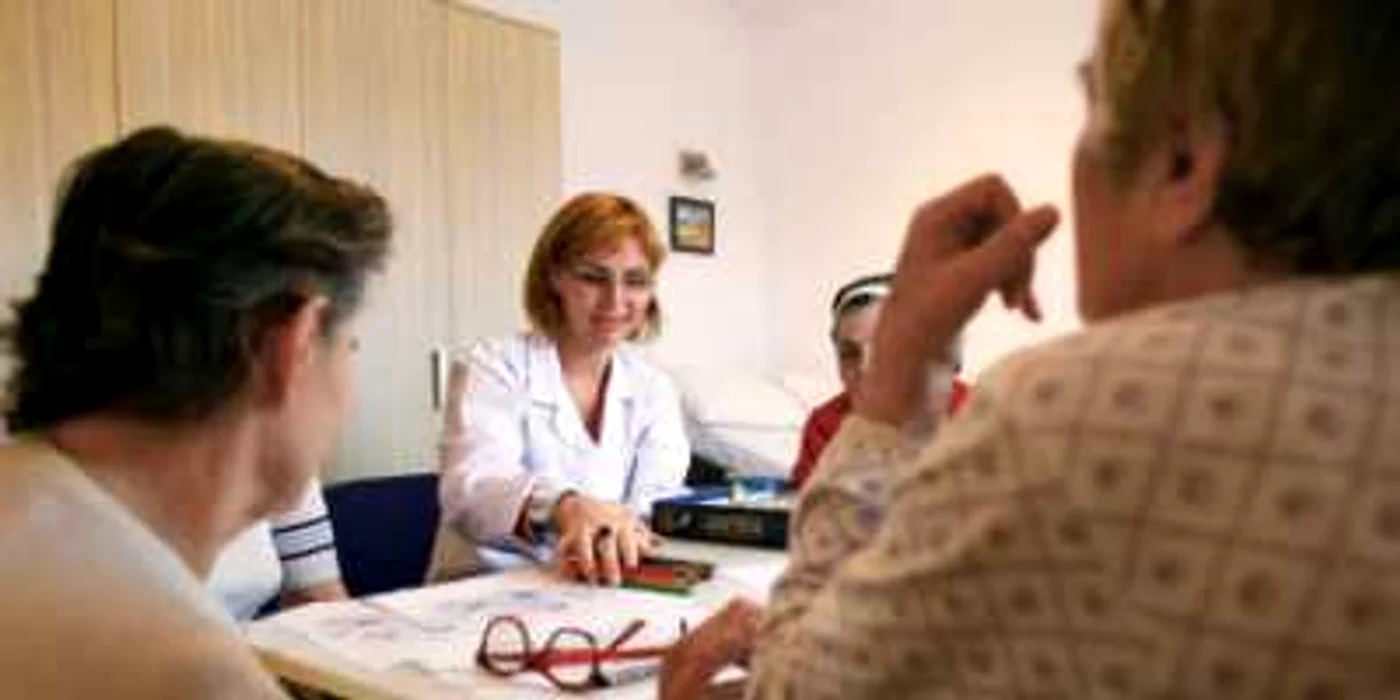 La Oxxygene Alzheimer Center, cu ajutorul unui psiholog, bolnavii iau parte la activităţi care le stimulează capacităţile cognitive 