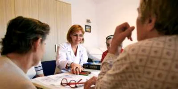 La Oxxygene Alzheimer Center, cu ajutorul unui psiholog, bolnavii iau parte la activităţi care le stimulează capacităţile cognitive