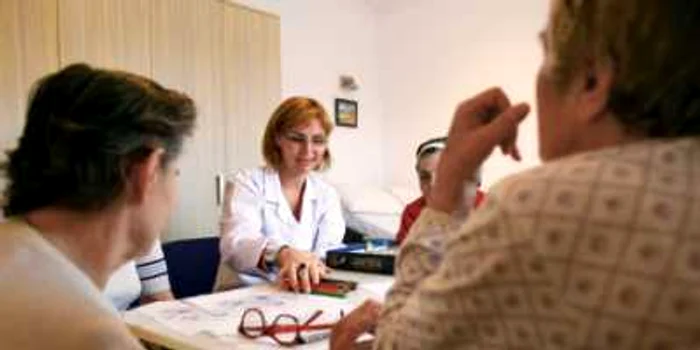 La Oxxygene Alzheimer Center, cu ajutorul unui psiholog, bolnavii iau parte la activităţi care le stimulează capacităţile cognitive