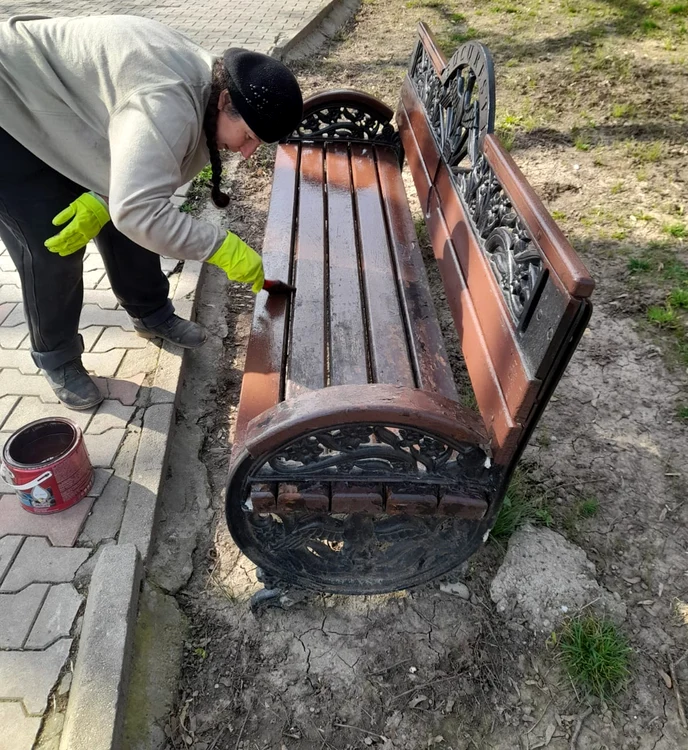Femeile sunt bune şi la plantat, dar şi la vopsit