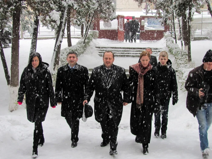 Alin Tişe şi Adrian Papahagi au votat împreună la secţia nr.11, alături de soţii FOTO: Florina POP