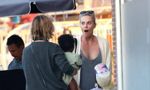 Charlize Theron și a lăsat băiețelul să se îmbrace în rochie, ca să semene cu prințesa Elsa din filmul Frozen jpeg
