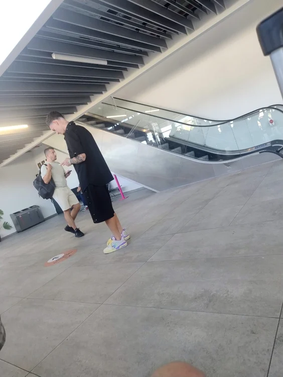 Dennis Man, surprins pe aeroport