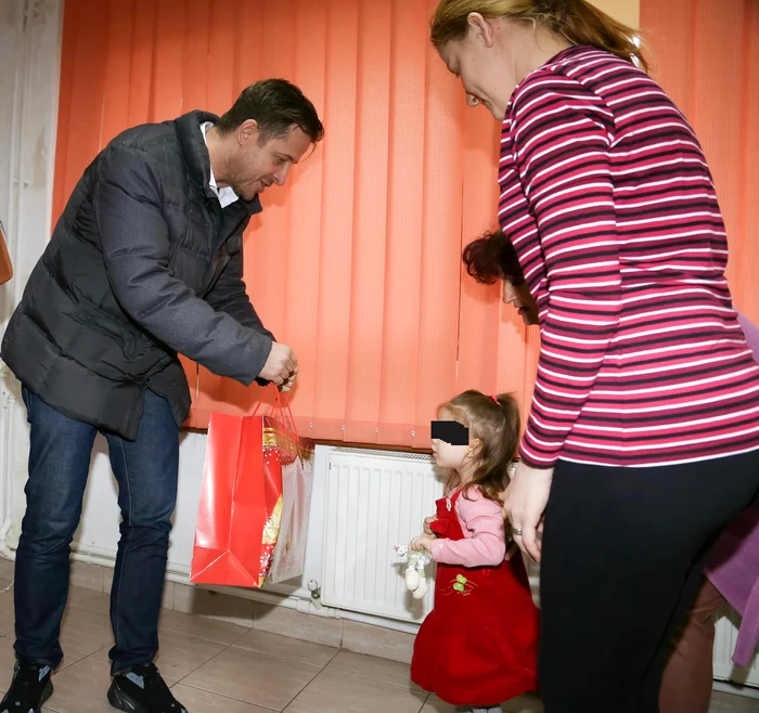 Anais a fost foarte emoționată, în timp ce Antonio nu și-a luat ochii de la jucării