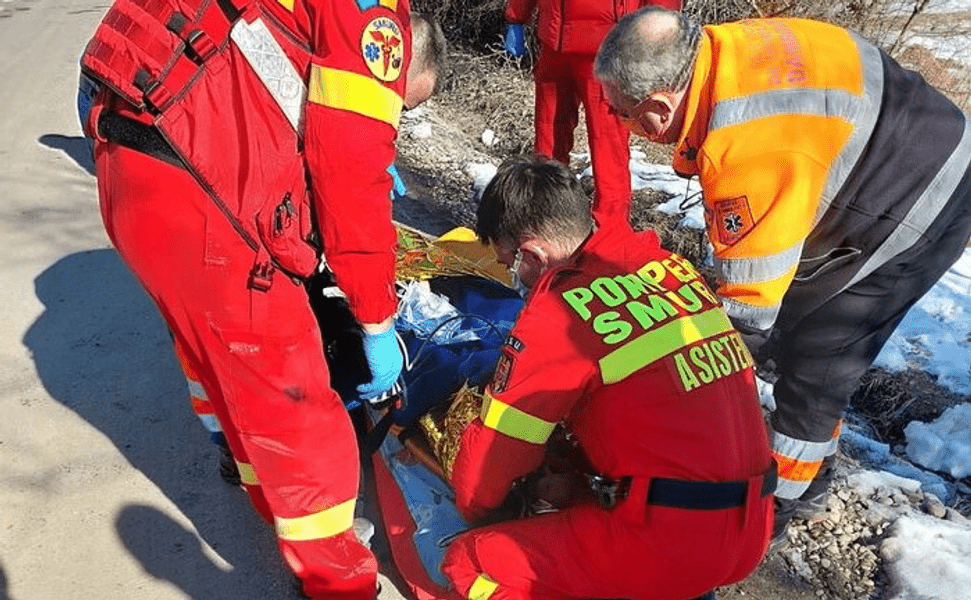 Bătrânică de 90 de ani, sfâșiată de câinele din curtea sa. Un elicopter SMURD a dus-o la un spital din București VIDEO