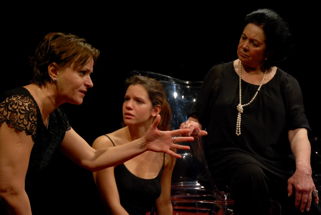 Gabriela Butuc, Ada Condeescu, Relu Siriţeanu, în "Trei femei înalte", spectacolul de la Teatrul Sică Alexandrescu de la Braşov               FOTO:Teatrul "Sică  Alexandrescu"