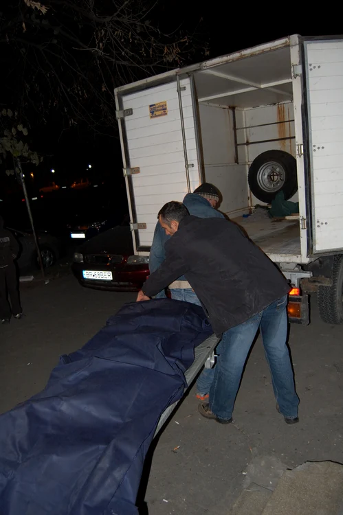 Trupurile celor doi au fost transportate pentru autopsie (foto: arhivă)