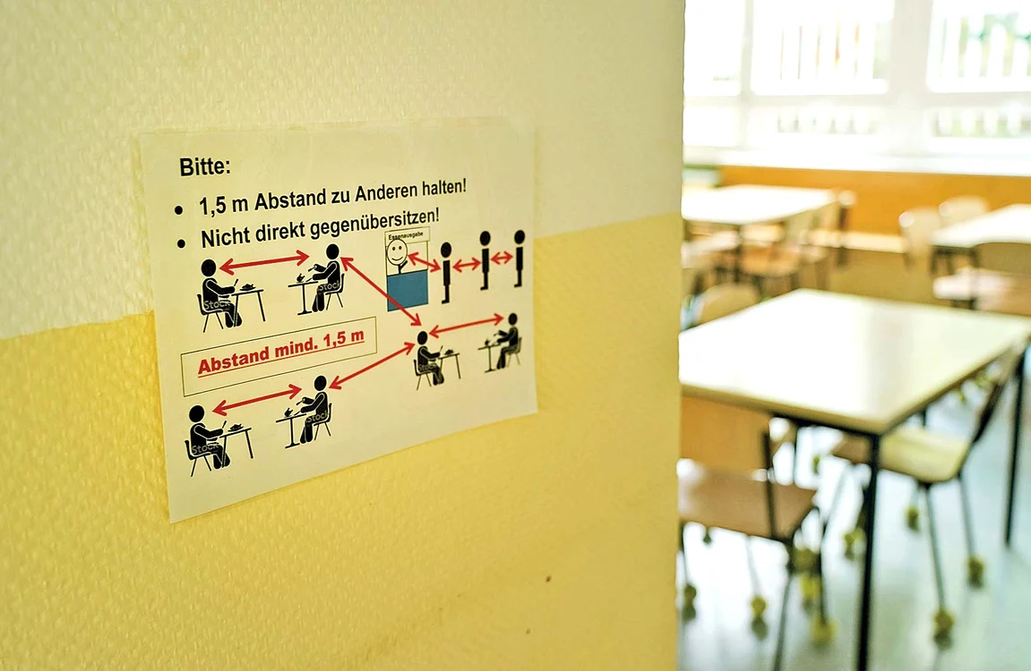 Afişe cu instrucţiuni stricte,  prinse de pereţii şcolilor