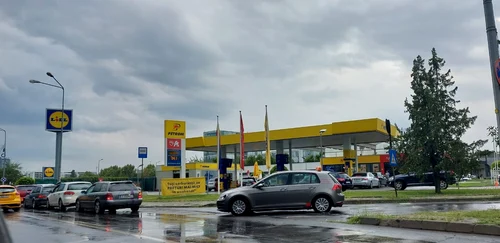 Cozi uriașe la benzinării înainte de scumpirea carburanților / foto: Click!