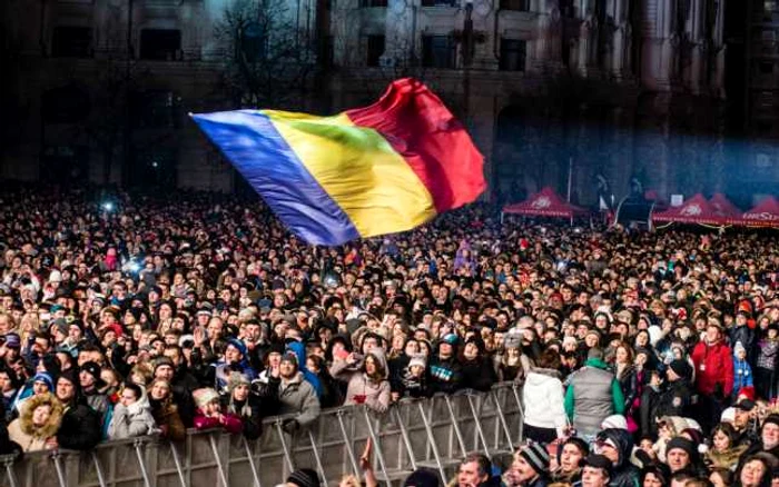 Zeci de mii de oameni au ieşit din case în toată ţara pentru a puncta trecerea dintre ani într-un mod festiv, în stradă FOTO Revelionul Bucureştiului - Primăria Capitalei