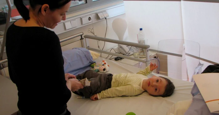 Micul pacient şi mama sa FOTO Arhivă Adevărul