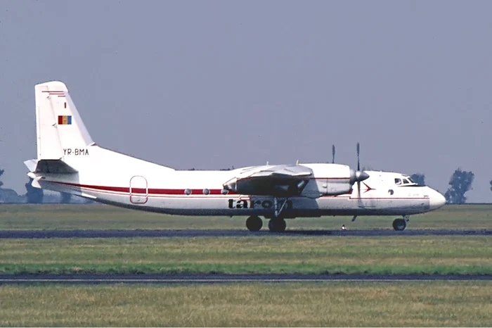 Avion Antonov în dotarea Tarom, înainte de 1989 FOTO Arhivă / Udo Haafke Wikimedia Commons
