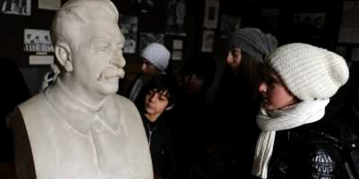 Vizitatori în muzeul Iosif Stalin din Gori, Georgia FOTO AFP