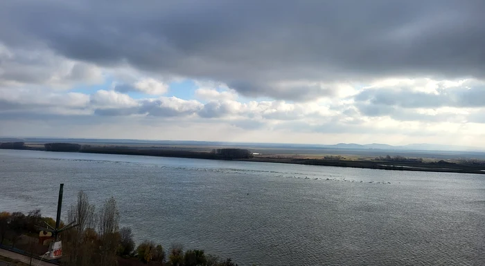 Limba de nisip din mujlocul Dunării, acoperită de ape FOTO: C.Mazilu