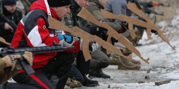 Civili Ucraina ucrainieni pregatire lupta exercitii militare femei femeie arma soldati FOTO EPA-EFE