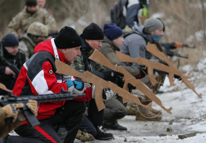 Civili ucraineni sunt instruiţi de militari în condiţiile creşterii tensiunii la graniţe. FOTO: EPA EFE