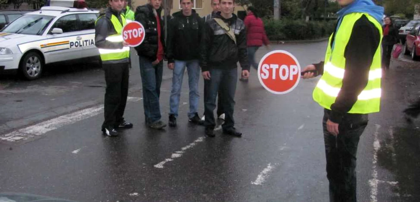 Raul Venţianu (dreapta) şi Flavius Topor (stânga) dirijează circulaţia din apropierea Liceului Auto.