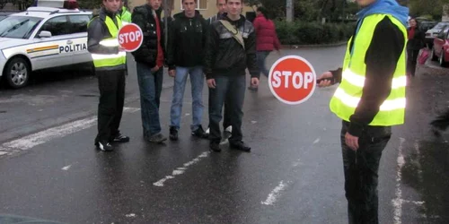 Raul Venţianu (dreapta) şi Flavius Topor (stânga) dirijează circulaţia din apropierea Liceului Auto.
