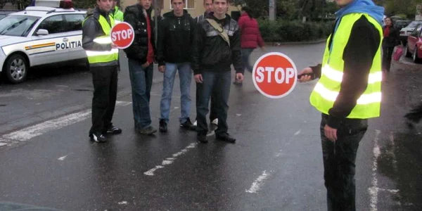 Raul Venţianu (dreapta) şi Flavius Topor (stânga) dirijează circulaţia din apropierea Liceului Auto.
