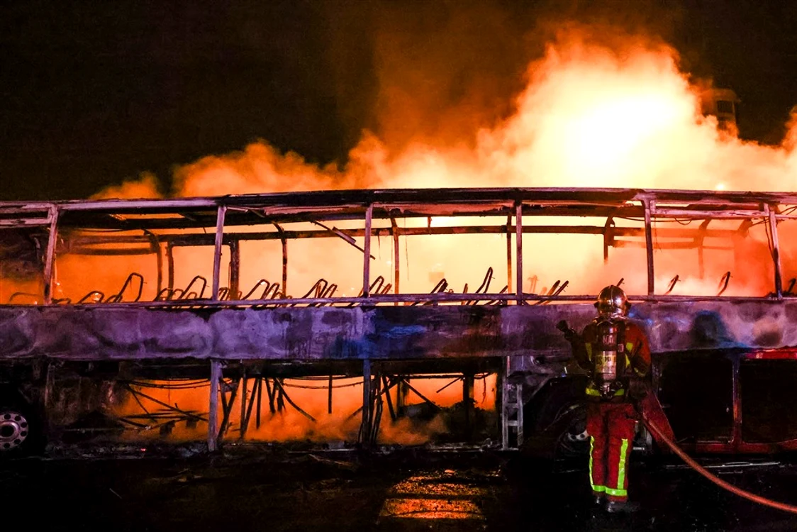 Protestatarii au incendiat autobuze și au jefuit magazine în a patra noapte de violențe FOTO EPA-EFE
