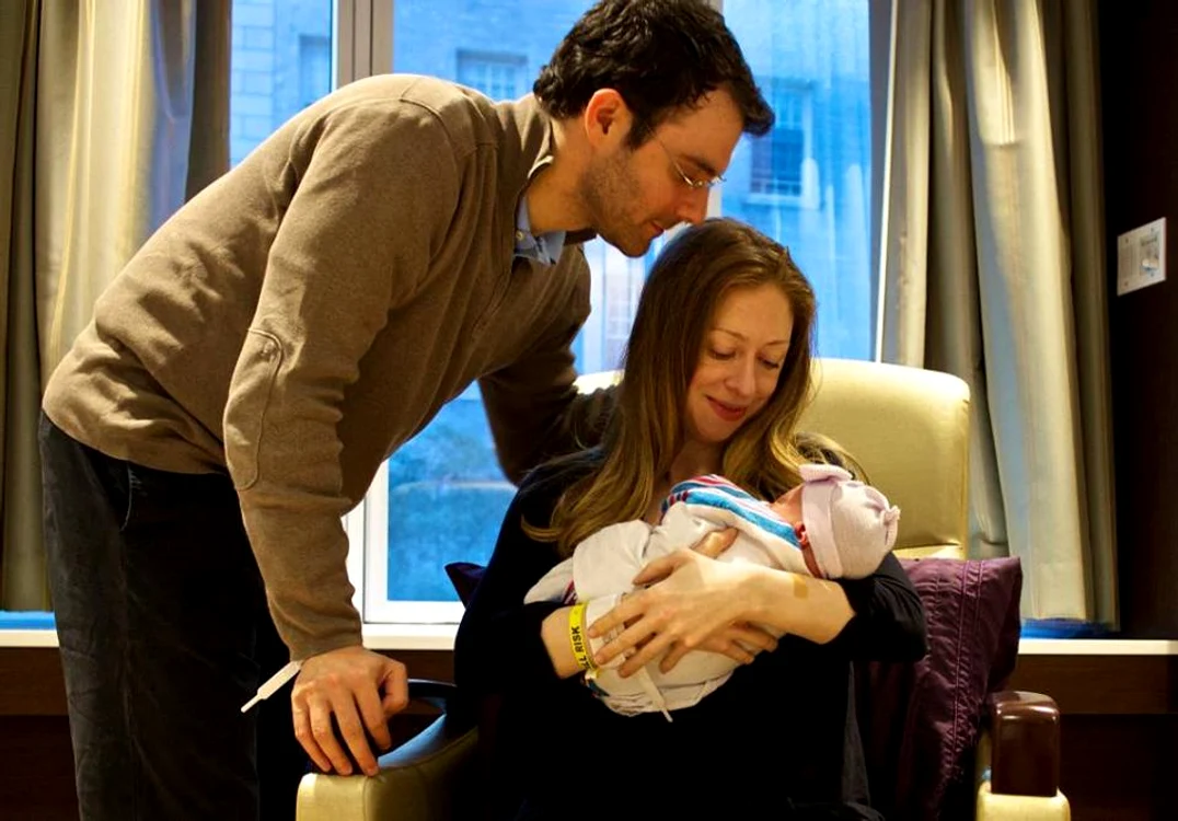 Chelsea cu soţul ei, Marc, şi fata lor, Charlotte