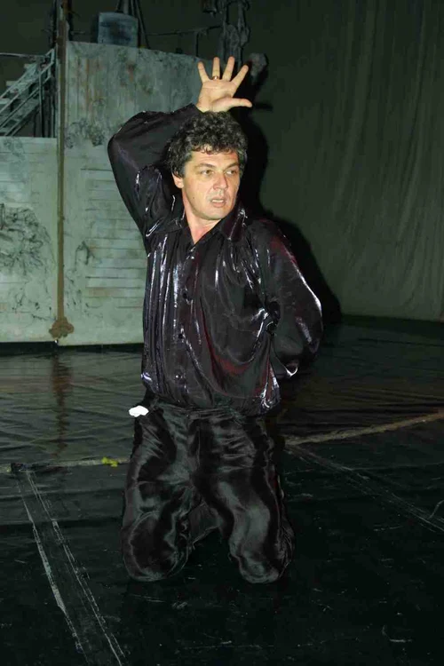 Adrian Păduraru pe scenă în spectacolul „Peer Gynt”