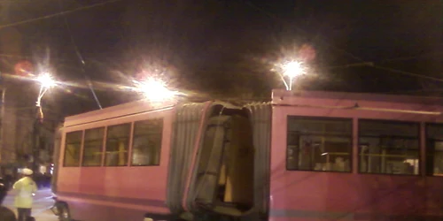 La faţa locului a fost adusă o macara pentru a ridica tramvaiul