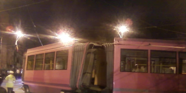 La faţa locului a fost adusă o macara pentru a ridica tramvaiul