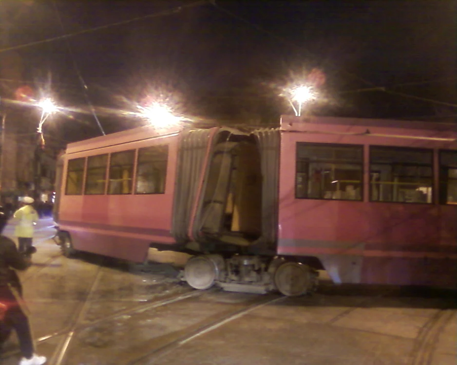 La faţa locului a fost adusă o macara pentru a ridica tramvaiul