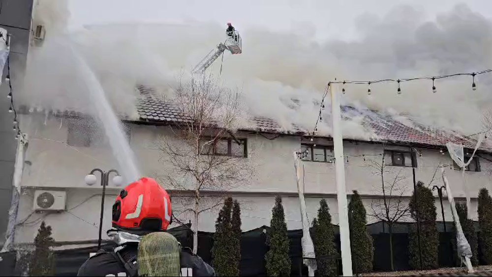 Incendiu violent la o societate din Slatina. Flăcările au cuprins aproximativ 10.000 pătrați. Pompieri din  Dolj, Argeș și Vâlcea, chemați în ajutor