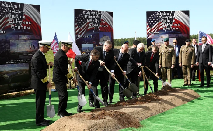 Oficiali polonezi şi americani fac primele săpături la şantierul de la Redzikowo, sub privirea preşedintelui Poloniei, Andrzej Duda (primul din dreapta) FOTO AP