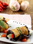 Rulouri aperitiv cu vinete Sursa foto shutterstock 123673024 jpg