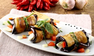 Rulouri aperitiv cu vinete  Sursa foto shutterstock 123673024 jpg