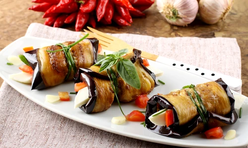 Rulouri aperitiv cu vinete  Sursa foto shutterstock 123673024 jpg