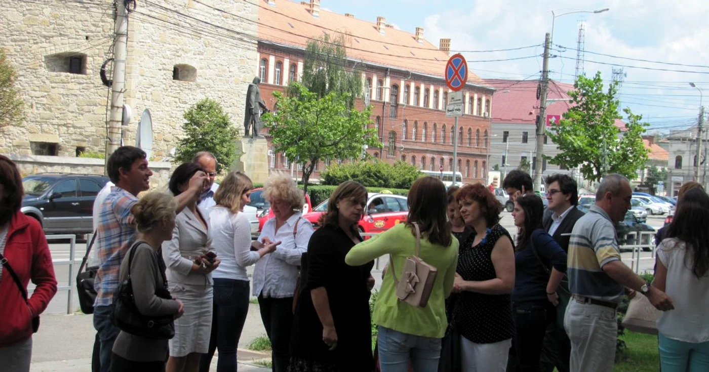 Elevi, părinţi şi profesori la prima probă în scris a Bacalaureatului din 2013 FOTO: Florina Pop